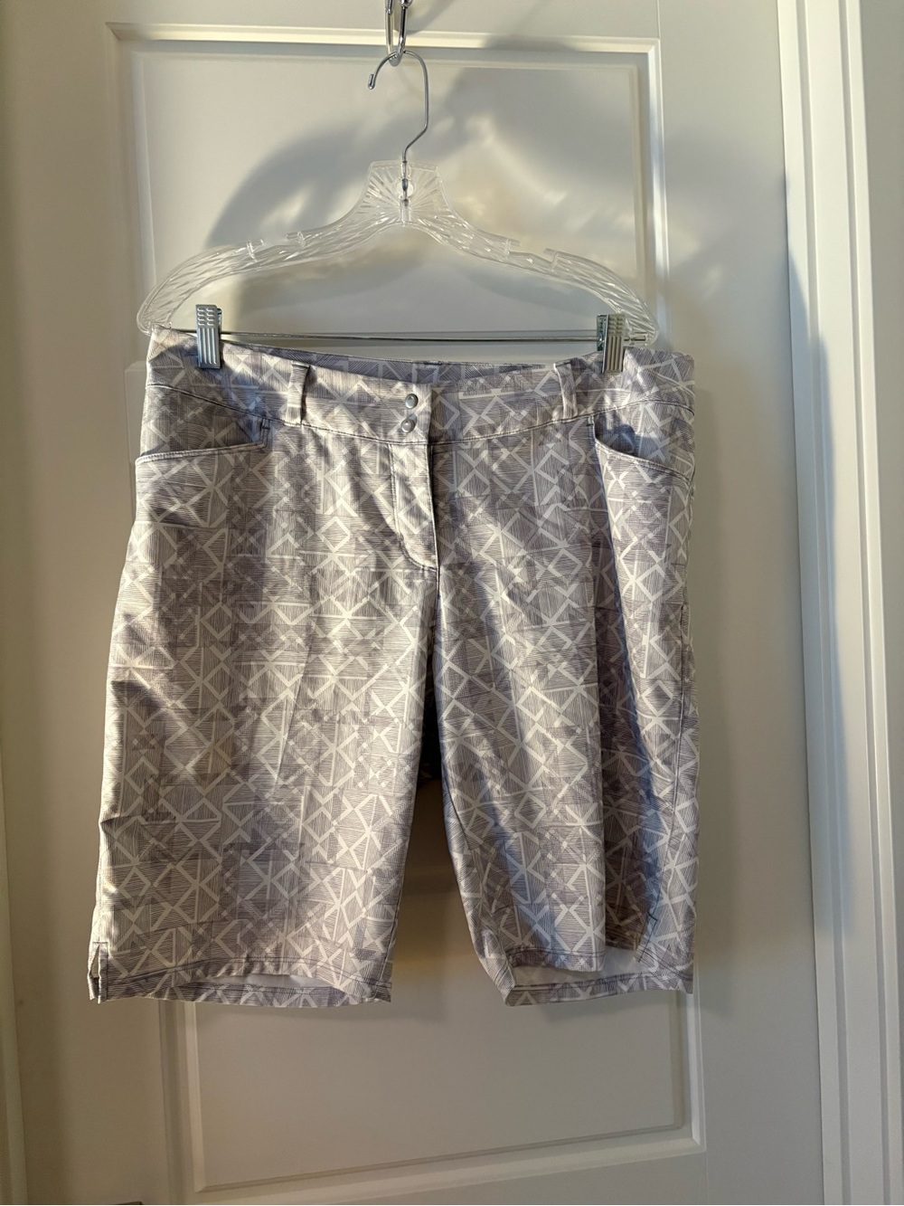 Golf shorts!!!
Women’s silver gray  Geometric Pattern Shorts